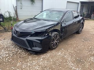 2018 Toyota Camry SE - Exterior Front Left Corner Image